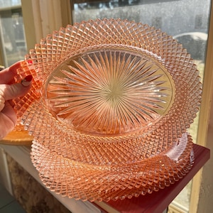 Puede incluir: Una taza de cerámica blanca con un asa negra y el texto "But First, Coffee" en un estilo manuscrito. La taza está sobre una superficie blanca. La taza mide 10 cm de alto.