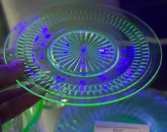 Zestaw 2 talerzyków ze szkła uranowego – epoka Wielkiego Kryzysu, reagujących na promieniowanie UV