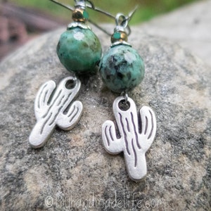 Kaktus Ohrringe: Versilberter Charm mit Afrikanischer Türkis