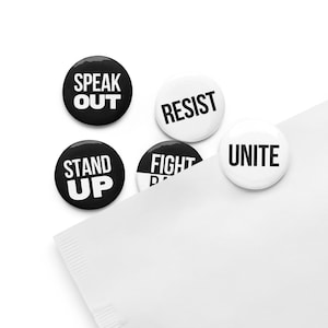 Puede incluir: Un juego de tres tazas de cerámica con un acabado mate moteado. Las tazas son de color crema, gris claro y gris oscuro. Cada taza tiene un diseño simple y minimalista.