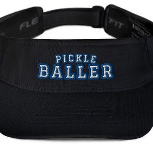 K&ouml;nnte beinhalten: Schwarzer Visier mit einem blauen und wei&szlig;en gestickten Logo, auf dem "Pickle Baller" steht.