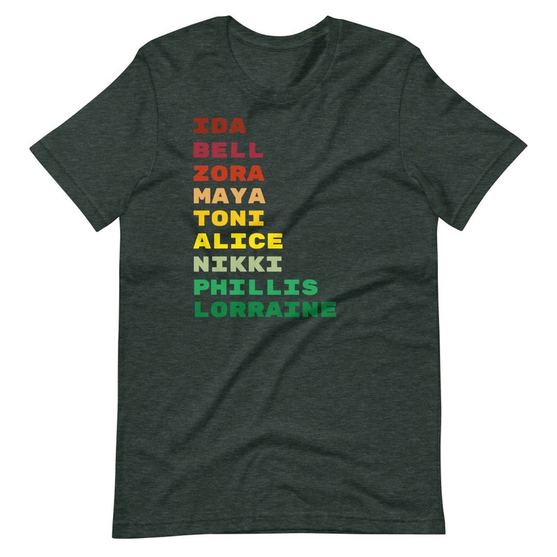 K&ouml;nnte beinhalten: Dunkelgr&uuml;nes T-Shirt mit einer vertikalen regenbogenfarbenen Grafik der Namen Ida Bell, Zora, Maya, Toni, Alice, Nikki, Phillis und Lorraine.