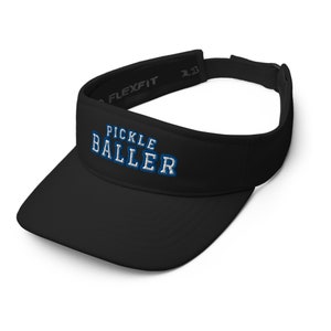 K&ouml;nnte beinhalten: Schwarzer Visier mit dem Text "Pickle Baller" in blauen und wei&szlig;en Buchstaben.