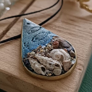 Collar amante del océano, patrón de pescado azul concha de mar natural, grava y terapia magnética joyería de arena real, regalo para ella, él, mamá, día de las madres imagen 2