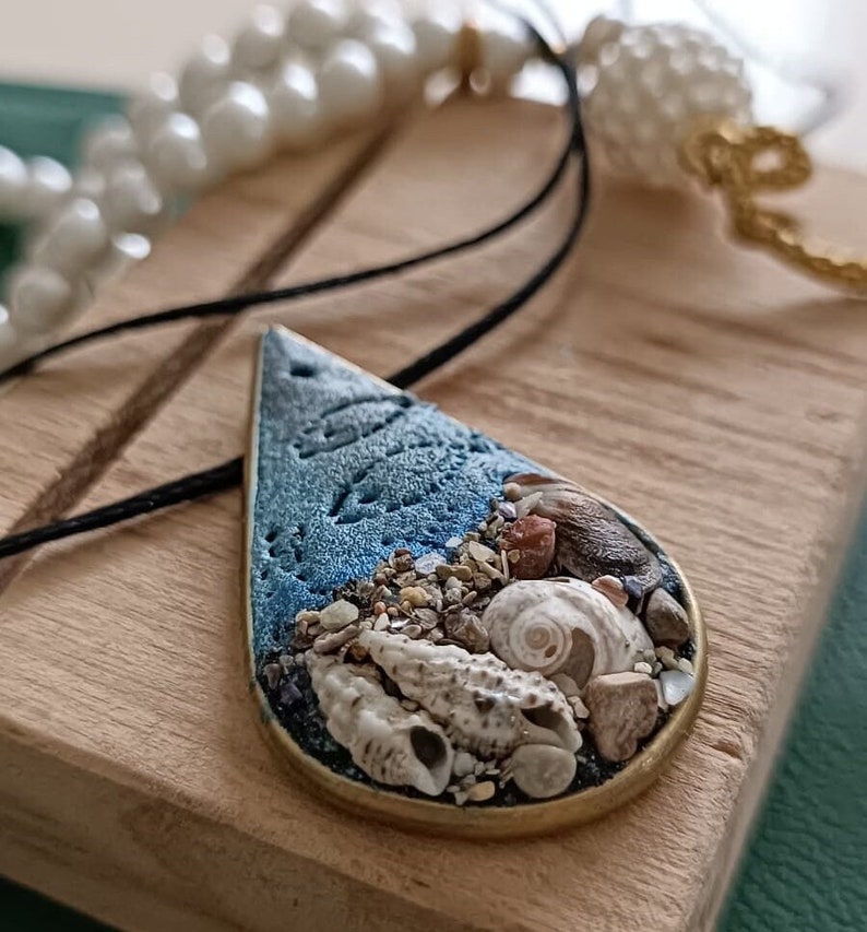 Collar amante del océano, patrón de pescado azul concha de mar natural, grava y terapia magnética joyería de arena real, regalo para ella, él, mamá, día de las madres imagen 1