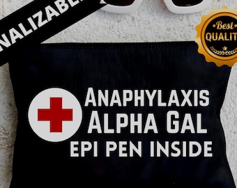 Op de afbeelding: Zwarte ritszak met een wit kruis en de tekst "Anaphylaxis Alpha Gal Epi Pen Inside".