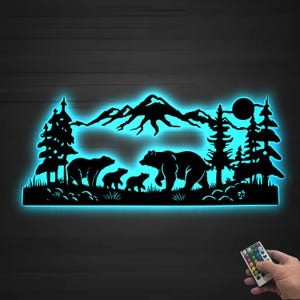 Targa in metallo "Famiglia orso nel bosco" con luci a LED, Decorazione da parete in metallo con orso della foresta, Targa con nome in metallo "Orso selvatico", Targa in metallo con orso Man Cave Sign