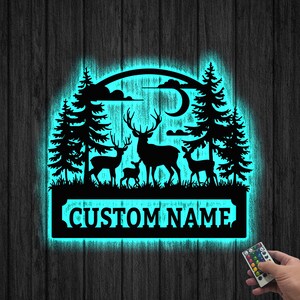 Luz LED personalizada con letrero de bosque de ciervos de metal, letrero de cabina de metal, regalo de cazador de ciervos, decoración de caza al aire libre, regalo de monograma de ciervo artístico sobre chimenea