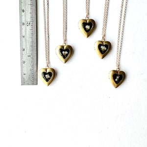 Brass Locket with Real Flowers. Perfect Valentines Day Gift afbeelding 3