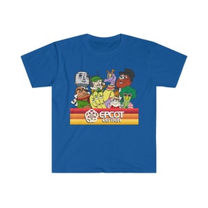 以下が含まれることがあります： ロイヤルブルーのTシャツ。レトロなデザインで、漫画のキャラクターと「EPCOT CENTER」の文字が描かれています。さまざまな気まぐれなキャラクターとロゴが、ストライプの背景に配置されています。