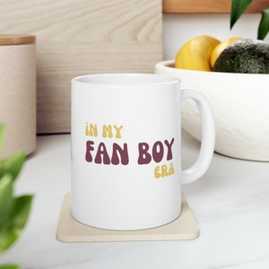 Taza de cerámica In My Fan Boy Era (11 oz), linda taza de regalo, tazas de Fan Boy, taza estilo años 70, taza con letras de burbujas, taza de regalo de moda, ¡taza genial!