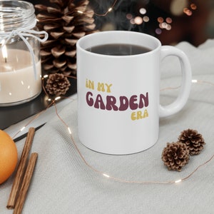Taza de cerámica In My Garden Era (11 oz), linda taza de regalo, tazas de jardinero, taza estilo años 70, taza con letras de burbujas, taza de regalo de moda, ¡taza genial!
