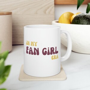 Taza de cerámica In My Fan Girl Era (11 oz), linda taza de regalo, tazas de Fan Girl, taza estilo años 70, taza con letras de burbujas, taza de regalo de moda, ¡taza genial!