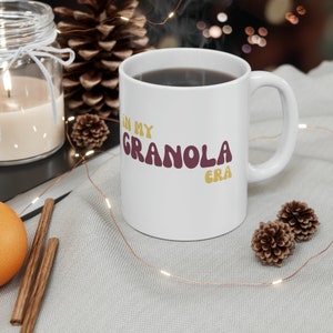 Taza de cerámica In My Granola Era (11 oz), linda taza de regalo, taza estilo años 70, taza con letras de burbujas, taza de regalo de moda, ¡taza genial!