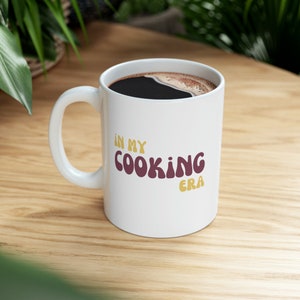 Taza de cerámica In My Cooking Era (11 oz), linda taza de regalo, tazas de cocina, taza estilo años 70, taza con letras de burbujas, taza de regalo de moda, ¡taza genial!