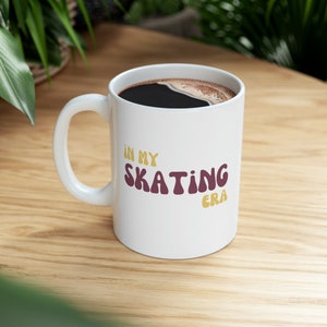 Taza de cerámica In My Skating Era (11 oz), linda taza de regalo, tazas de patinaje, taza estilo años 70, taza con letras de burbujas, taza de regalo de moda, ¡taza genial!