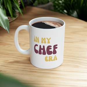 Taza de cerámica In My Chef Era (11 oz), tazas de chef, linda taza de regalo, taza estilo años 70, taza con letras de burbujas, taza de regalo de moda, ¡taza genial!