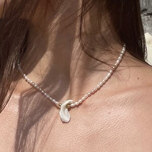 Collana di vere perle d'acqua dolce di grado AA con pendente a conchiglia bianca naturale. Chiusura e chiusura in argento sterling. 16 pollici. Fatto a mano.