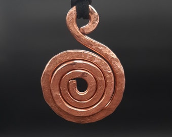 Handgehämmerte Kupfer Spirale Anhänger: Heilende Schmuck