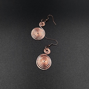 Spiraaloorbellen van puur koper: elegante draadsieraden, 7e verjaardag