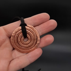 Koperen hanger, medaillonhanger, puur koperen hanger, handgehamerde ketting, spiraalketting unisex, sieraden voor heren, damesketting