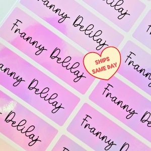 Op de afbeelding: Een vel met rechthoekige zelfklevende etiketten met een roze en paarse gradiëntachtergrond. Elk etiket bevat de naam Franny Delilaj in een zwart cursief lettertype. Een hartvormige afbeelding met de tekst SHIPS SAME DAY is zichtbaar.