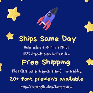 Op de afbeelding: Een donkerblauwe achtergrond met gele sterren en een paarse raket met rode vinnen. De tekst luidt: Ships Same Day, Order before 4 pM PT / 7 PM ET, USPS drop-off every business day, Free Shipping, First Class Letter, 20+ font previews available.
