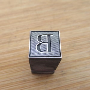 Bloc d&#39;impression typographique en métal antique d&#39;ornement décoratif d&#39;initiale B en métal
