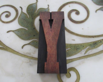 Peut inclure: Un bloc d'impression en bois de la lettre Y avec une teinture brun foncé. La lettre est en relief et a un sommet légèrement arrondi.