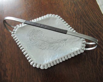 Cesta o bandeja de aluminio forjado a mano con asa, modelo Chrysanthemum Continental.