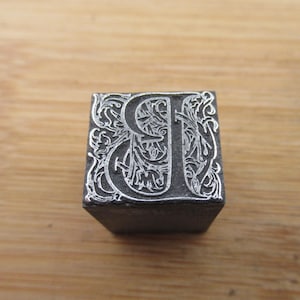 Bloc d&#39;impression typographique antique ornement décoratif Initial B en métal