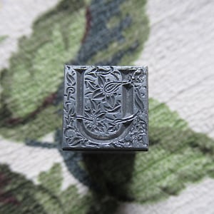 Bloc d&#39;impression typographique en métal antique d&#39;ornement décoratif initial U