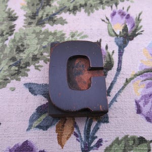 Bloque de impresión de madera antiguo con la letra C