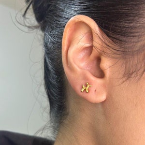 Bubbly Balloon Dog Earring. 925 Silver. 18K Gold Plated.  Cartilage Piercing. Dainty Jewelry. Playful. Elegance.