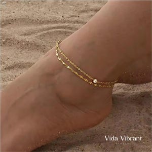 Golden Drift dubbelskiktad fotlänk. Vattentät. Elegant lagerkedja i rostfritt stål. Minimalistiska strandsmycken.
