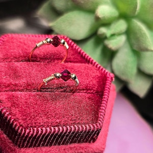 Crimson Bite Ruby Swarovski kristallnäsring, 18K guldpläterad, handgjord