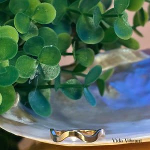 Anillo Luna Wave Band • Acero inoxidable chapado en oro de 18 quilates • Resistente al agua y al deslustre • Anillo ondulado
