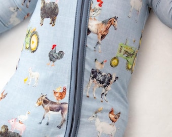 Farm Folly Bambus Baby Pyjama | Barnyard Reißverschluss-Strampler-Pyjama | Wandelbare Footie | Unisex Baby Nachtwäsche