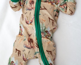 Deer Hunt bamboe babypyjama | Woodland pyjama romper met rits | Converteerbare footie | Genderneutrale babynachtkleding