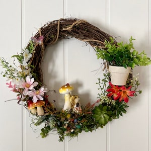 14” Summer/Spring wreath, woodland style wreath, garden decor, floral wall hanging for Mother’s Day, gift for her, squirrel wall decor