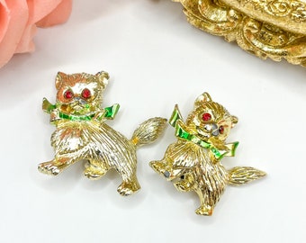 Vintage pair of Kitty Cats Pins with Red crystals and Green bow | Christmas themes