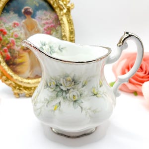 Jarra de porcelana fina PARAGON vintage con patrón First Love – Elizabeth AD Creamer / Firmada