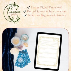 Op de afbeelding: Een digitale download met een tarot journal PDF. De afbeelding toont een tablet met een journal lay-out, tarotkaarten, kaarsen en kristallen. Tekst omvat "Tarot Journal PDF", "Track Readings & Intuition" en "Printable Witchy Journal."