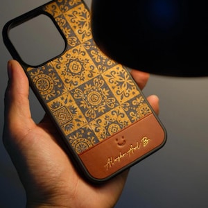 Custodia per telefono in pelle retrò incisa personalizzata per iPhone 14 15 16 Pro Max - Design di coppia opaco morbido, custodia per telefono in pelle di lusso fatta a mano