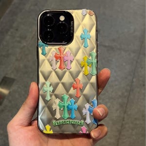 Croix gothique pour iPhone | Coque de téléphone antichoc de style grunge Y2K, cadeau rose pour iPhone 16 Pro Max, étui cadeau de Noël unique