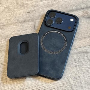 Może przedstawiać: Ciemnoniebieskie etui na smartfona z potrójnym aparatem i okrągłym pierścieniem magnetycznym z napisem KEEP WITH MOBILE MAGNETIC CARD HOLDER oraz pasujący ciemnoniebieski prostokątny magnetyczny portfel na karty z wycięciem pośrodku.