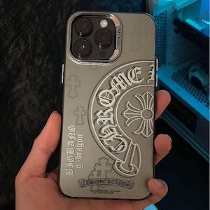 Croix gothique en acrylique pour iPhone 16 Pro | Coque de téléphone antichoc de style grunge en forme de coeur, cadeau de vacances unique, étui porte-bonheur