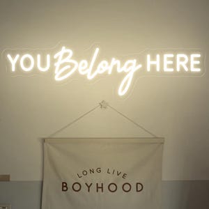 Neonowe znaki You Belong Here, cytaty do klasy, motywacyjne dekoracje ścienne, wystrój domu, znak dekoracyjny na ścianę kościoła, znak ścienny do salonu