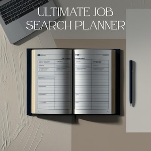 Peut inclure: Un agenda bleu foncé ouvert avec des pages blanches présentant des modèles de suivi de recherche d'emploi imprimés, placé à côté d'un ordinateur portable argenté et d'un stylo bleu foncé. Le texte ULTIMATE JOB SEARCH PLANNER et Organize your job hunt effectively today! apparaissent.