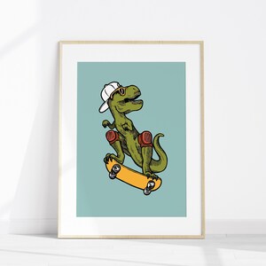 Puede incluir: Un dinosaurio verde con una gorra blanca y gafas de sol est&aacute; haciendo skateboard en una tabla amarilla con ruedas rojas. El dinosaurio tiene rodilleras rojas y est&aacute; sobre un fondo azul claro.